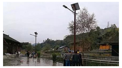 仿古太陽(yáng)能路燈與湘西古寨相映襯