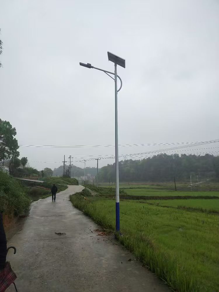 光控知晝夜，時控掌規(guī)律，遙控隨心意——太陽能路燈的智能設(shè)計