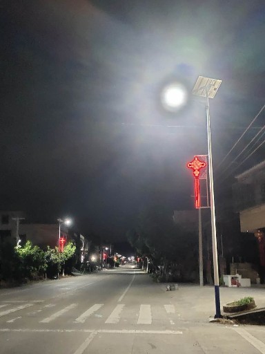 太陽(yáng)能路燈：以光控應(yīng)天色，以時(shí)控遵節(jié)律，以遙控便生活
