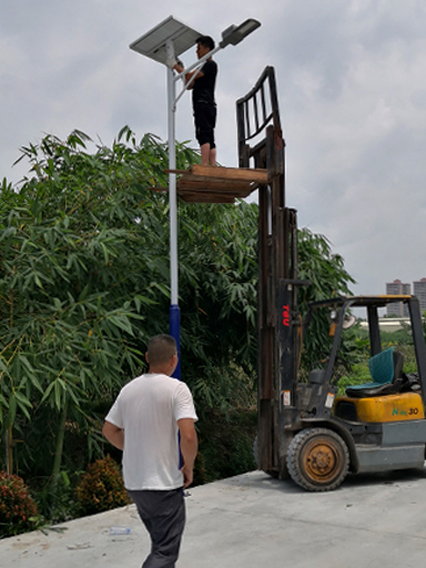 貴州遵義余慶:愛心人捐贈(zèng)南德太陽(yáng)能路燈 照亮村子的夜里